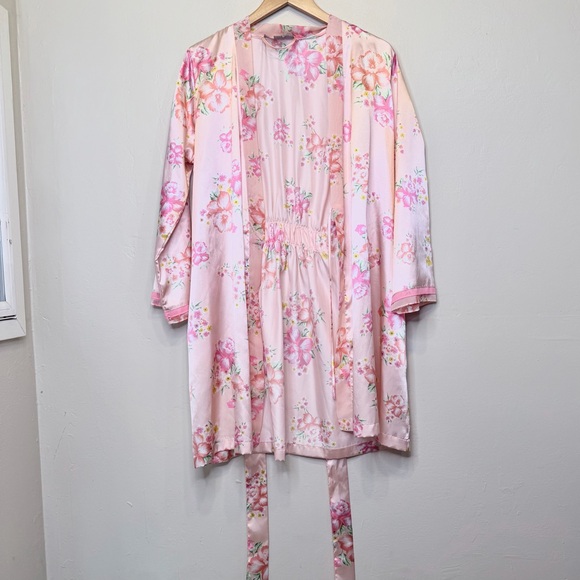 Morgan Taylor | Satin Pink Floral Hip Pockets Belted Mini Lingerie Kimono Robe - Picture 3 of 16